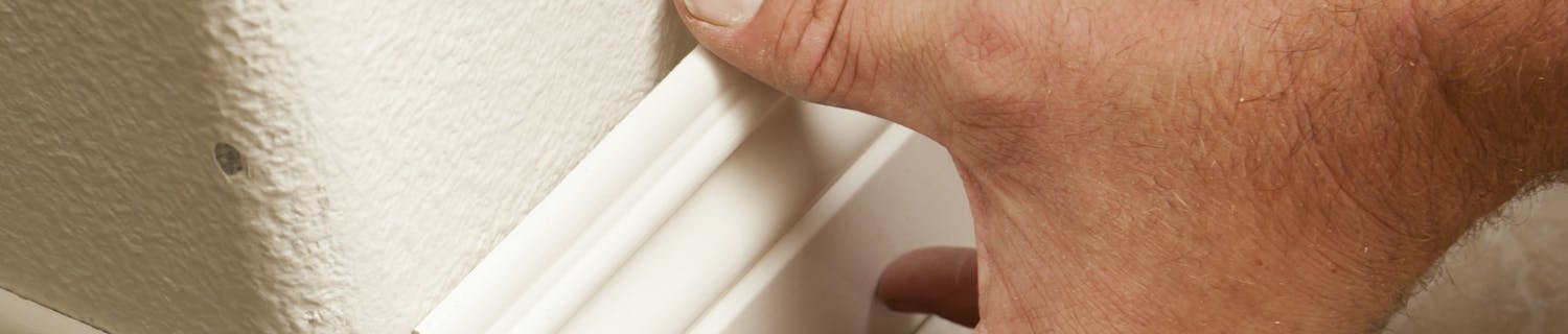 Hvordan skærer jeg hul i fodpanelet?